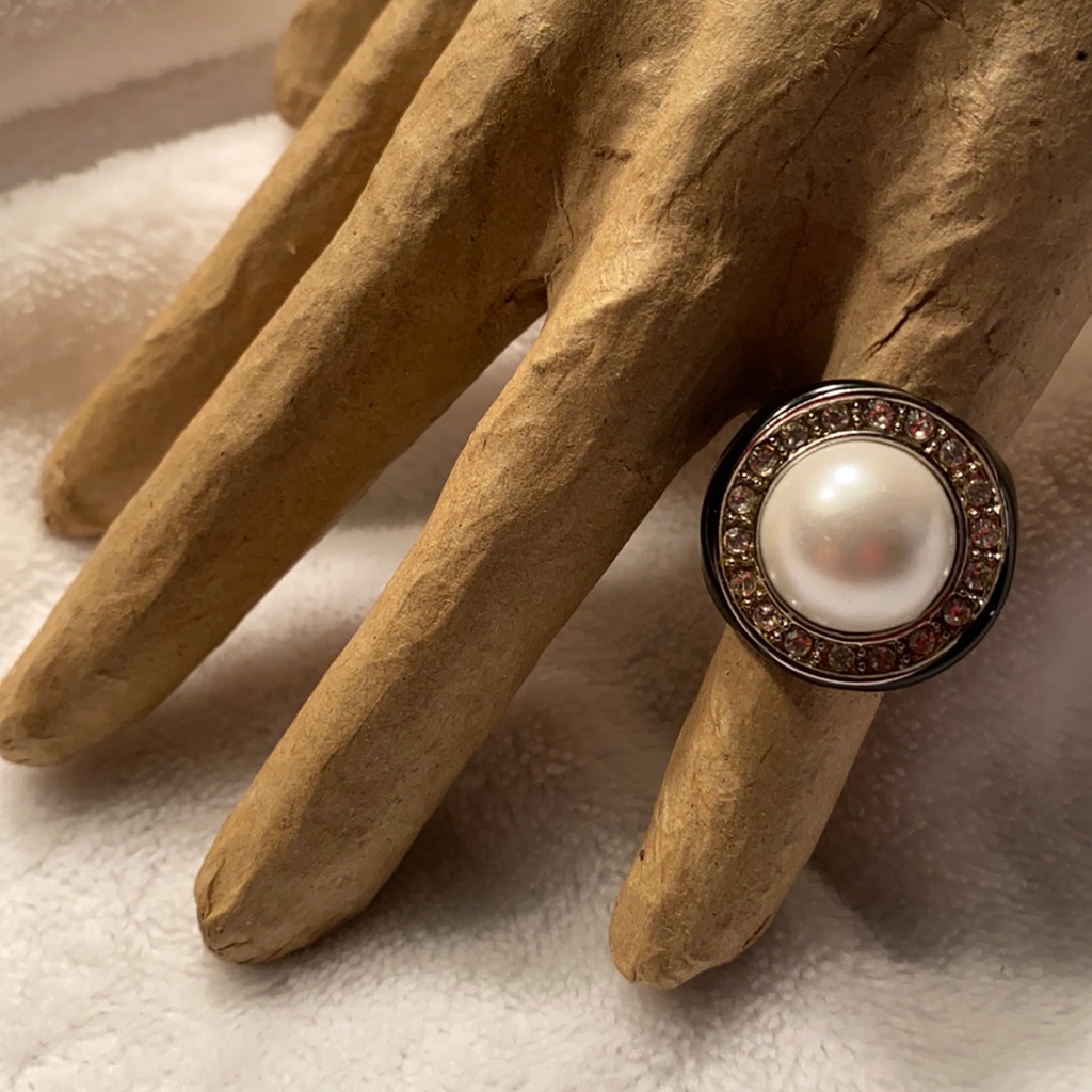 Crystal Pearl And Black Acrylic Cocktail Statement Ring Size 7 12$